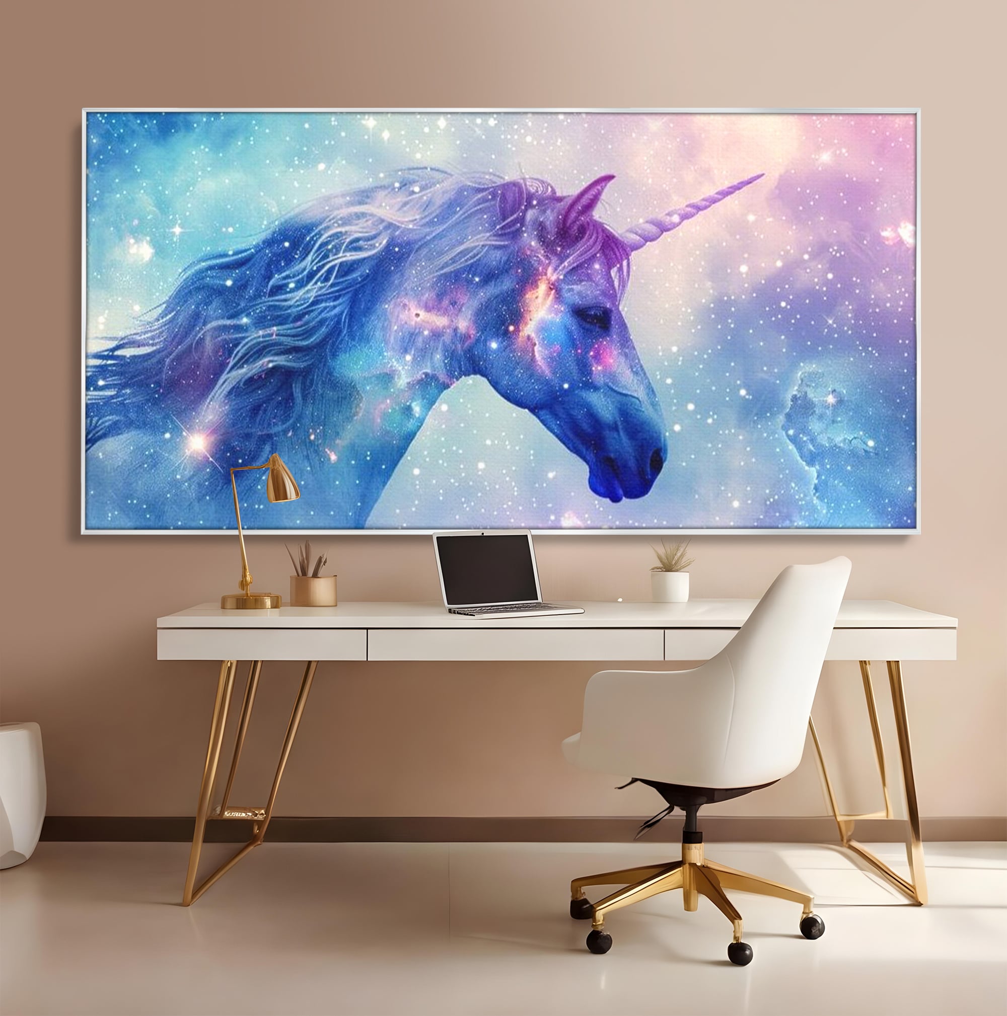 Tablou canvas cu tablou canvas cu unicorn cosmic in galaxie, in rama de aluminiu argintiu, pe perete intr-un birou